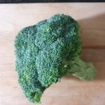 Houten snijplank met broccoli