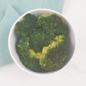 Kom met gekookte broccoli