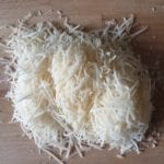 Houten plank met Parmezaanse kaas