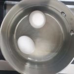 Eieren in steelpan met water