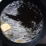 Gietijzeren grillpan met roomboter en extra vierge olijfolie