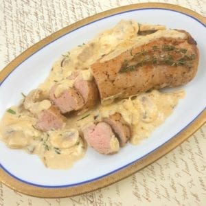 Schaal met plakjes varkenshaas in champignon saus