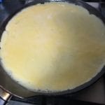 koekenpan met dun omeletje