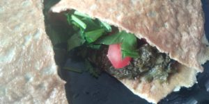 Keto wrap met spinazie, tomaat en koriander