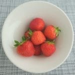 Wit kommetje met aardbeien