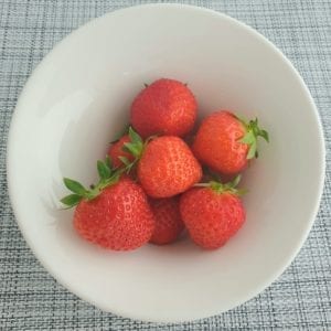Wit kommetje met aardbeien