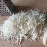 rasp de Parmezaanse kaas