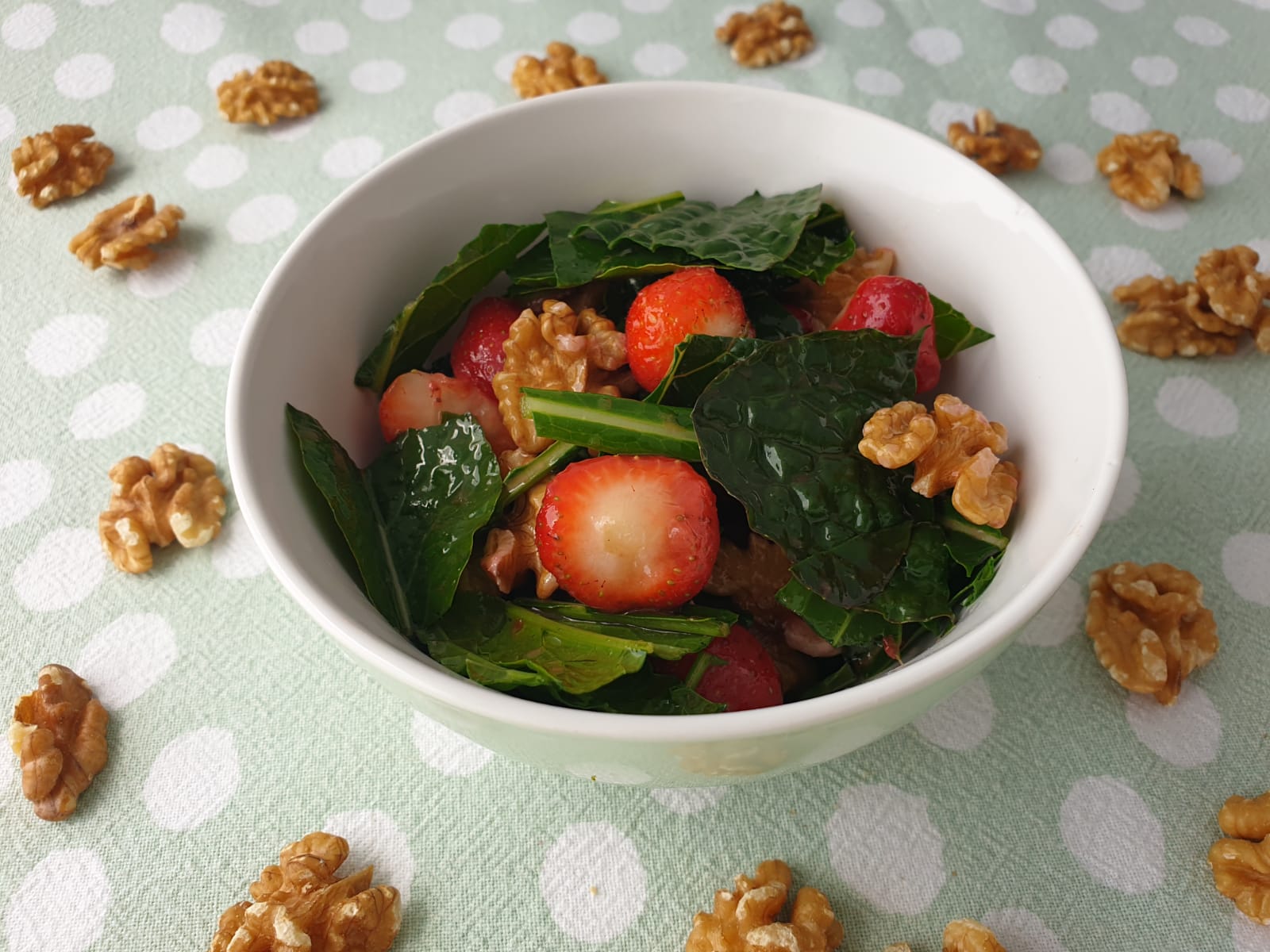 Salade met palmkool aardbeien en walnoten