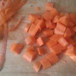 de wortel in stukjes snijden