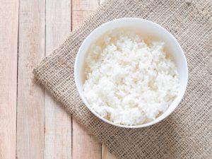 Rijst bevat veel zetmeel en dat is voor ons lichaam vrijwel hetzelfde als suiker