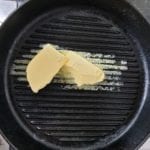 Grillpan met stukken boter