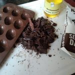 Chocolade in stukjes hakken