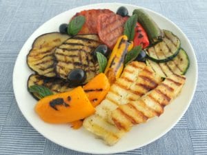 Bord met Gegrilde Mediterraanse groenten met halloumi 1