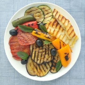 Bord met Gegrilde Mediterraanse groenten met halloumi