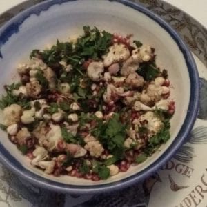 Geroosterde bloemkoolsalade met granaatappelpitten