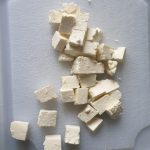 witte kaas in blokjes snijden