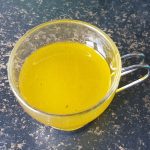 citroensap, olijfolie met peper en zout mengen