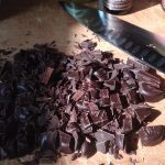 Chocolade in kleine stukjes hakken