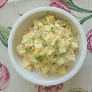 Wit schaaltje met zelfgemaakte eiersalade met tuinkers