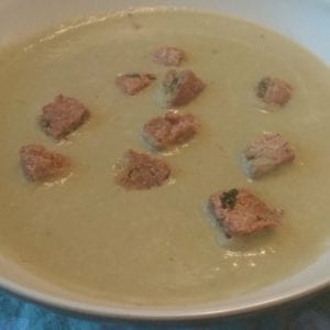 Keto aspergesoep met keto croutons