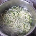 pan met courgette spaghetti in water