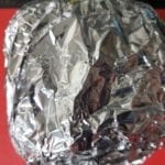 Vlees inpakken in aluminiumfolie en laten rusten