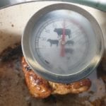 Check de temperatuur van het vlees met een vleesthermometer