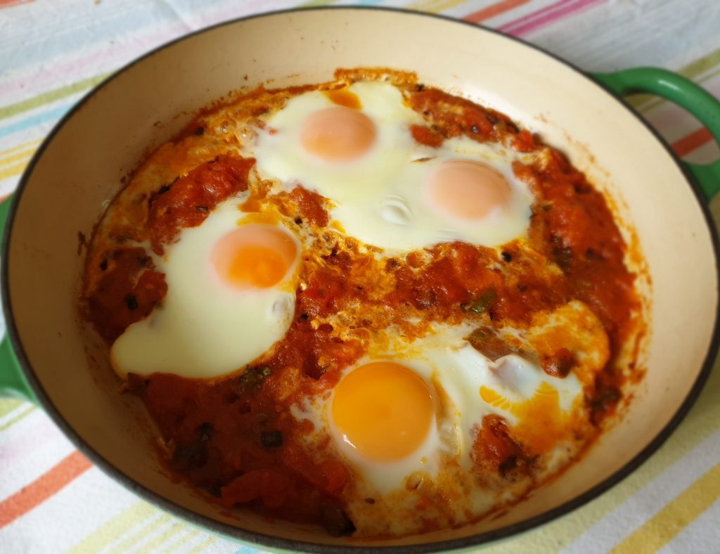 Gebakken eieren in een pittige tomatensaus op de Perzische manier