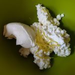 Cottage cheese, mascarpone en citroenzest in een kom doen