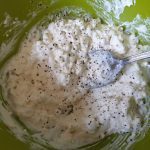 Mascarpone, citroenzest en cottage cheese met peper en zout op smaak maken