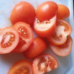 snij de tomaten in plakjes