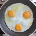 breek de eieren in de pan