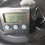 check de kerntemperatuur van de kiprollade met een vleesthermometer