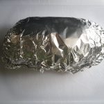 pak de rollade in in aluminiumfolie en laat 10 minuten rusten voordat je de rollade gaat aansnijden