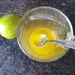 Maak de vinaigrette met limoensap en extra vierge olijfolie