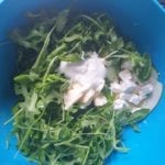 Blauwe kom met ingrediënten voor courgette-munt salade