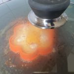 Door een deksel op de pan te doen zal het ei sneller garen
