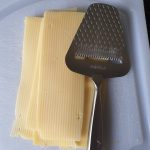 Snij de kaas in plakken met een kaasschaaf.