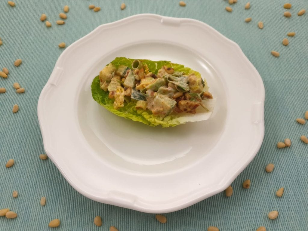 Bord met little gem sla gevuld met keto kip-avocado salade