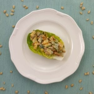 Keto kip-avocado salade in een slabootje