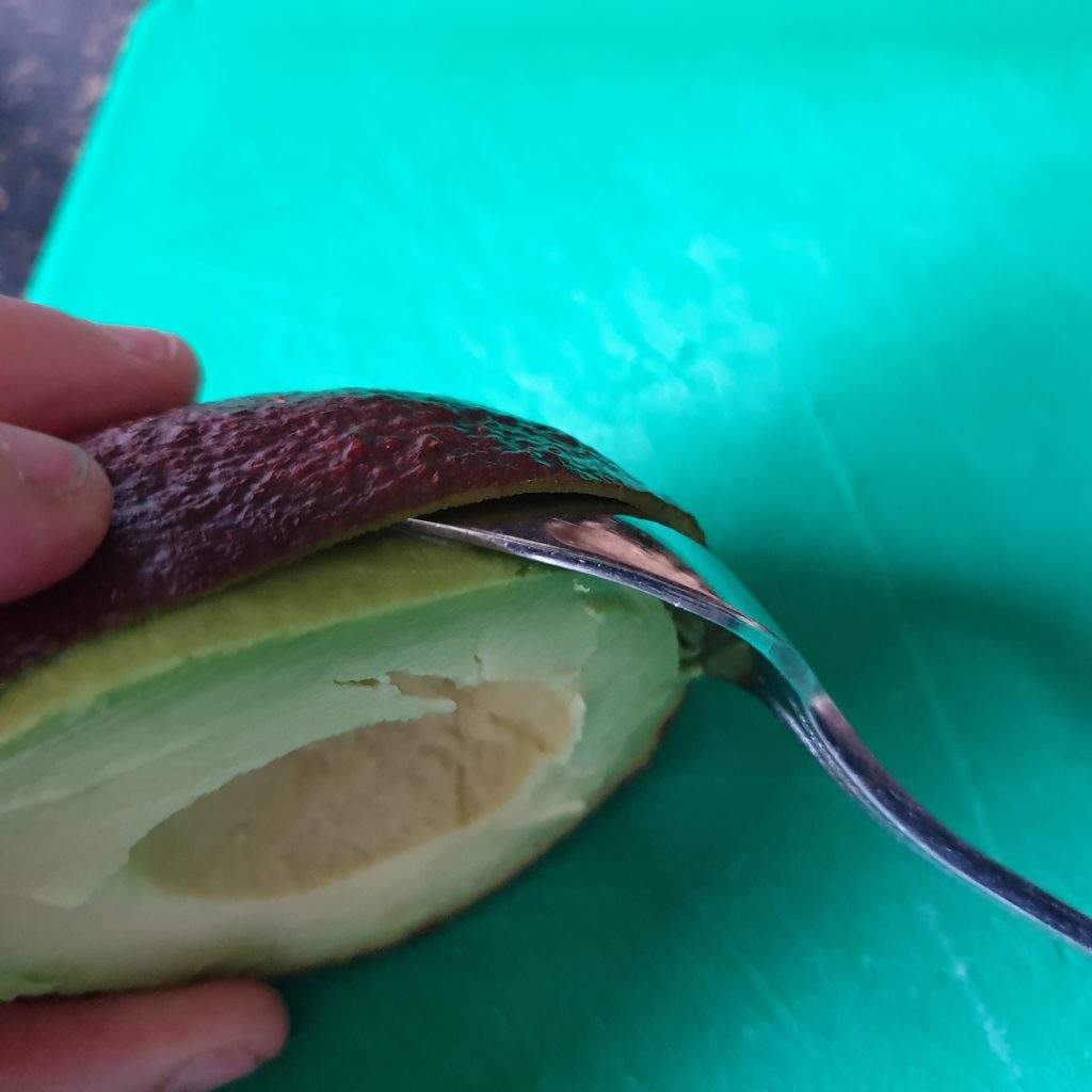 een avocado uit de schil halen met een lepel