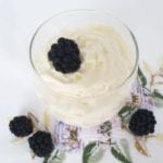 Glas met citroenkwark met bramen