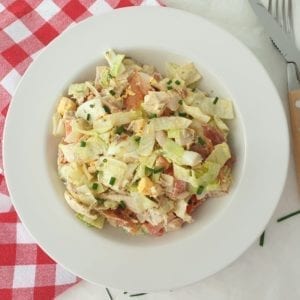 Wit bord met Cobb salade
