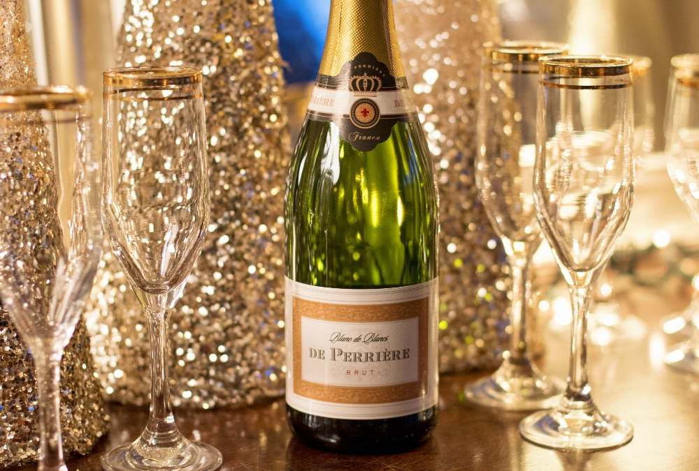 een glas champagne kan op het keto dieet