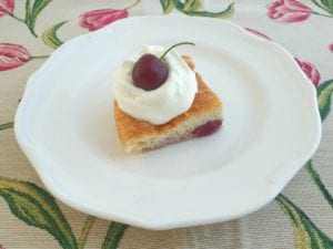 Bordje met stukje kersenclafouti