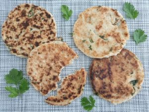 keto naan met verse korianderblaadjes