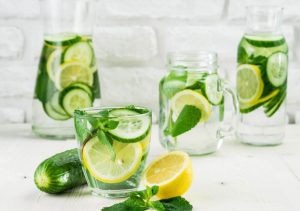 water met komkommer en citroen