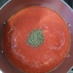Pan met gepureerde tomaten, water en tijm