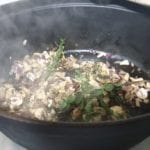 Grote braadpan met champignons en kruiden