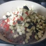 Braadpan met gehakt, aubergine en chili peper